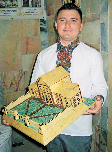 Мар’ян Вархолік представляє власну роботу із сірників «Старий замок у Тернополі». Фото автора